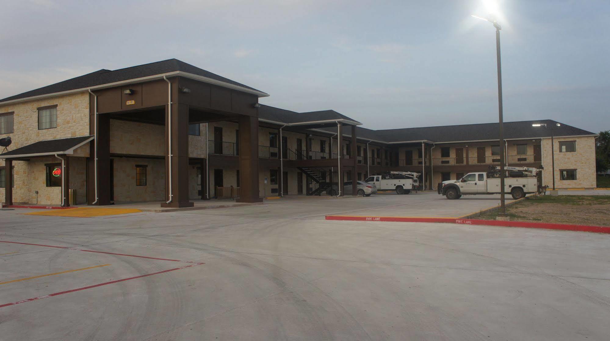Lux Inn And Suites Three Rivers ภายนอก รูปภาพ