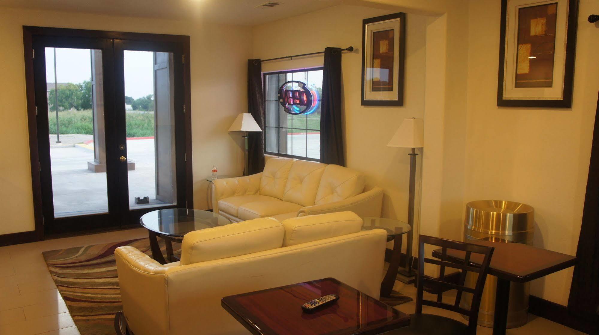 Lux Inn And Suites Three Rivers ภายนอก รูปภาพ