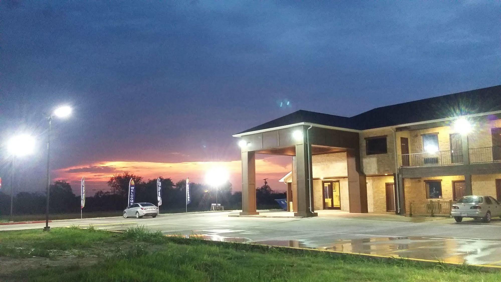 Lux Inn And Suites Three Rivers ภายนอก รูปภาพ