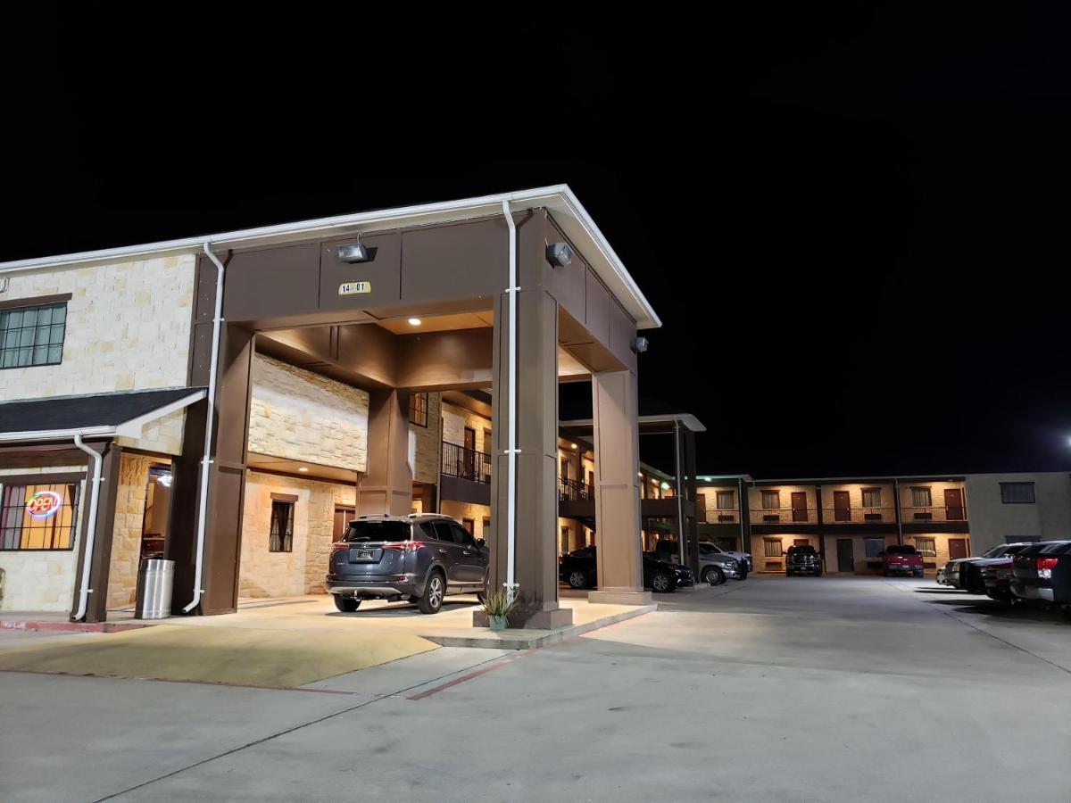 Lux Inn And Suites Three Rivers ภายนอก รูปภาพ